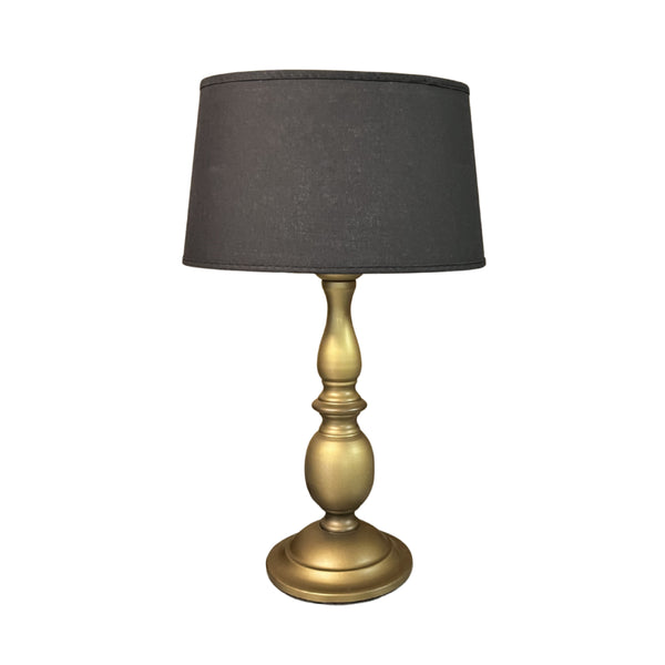 Der bronze Lampenfuß von Various verleiht Ihrem Raum einen modernen Glanz. Ideal für kreative Lichtgestaltungen.