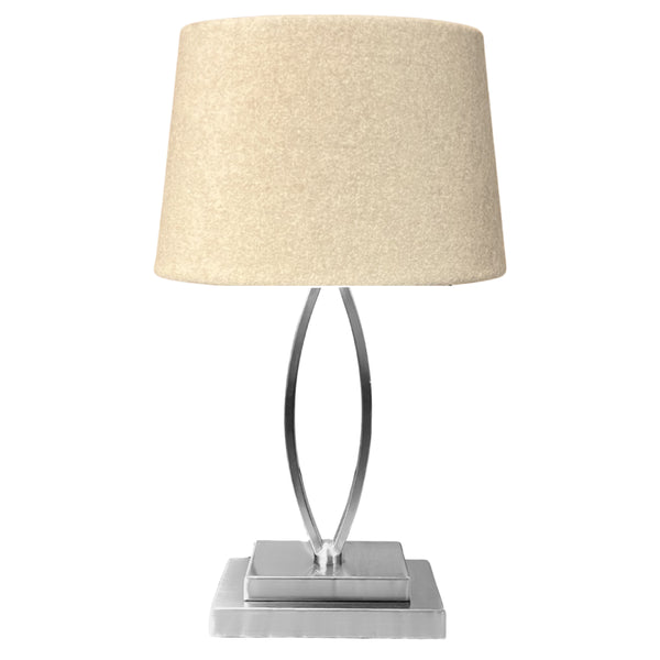 Glamouröser Lampenfuß in Chrom, perfekt für zeitlose Eleganz. Er wird zum Blickfang in jedem Wohnraum.