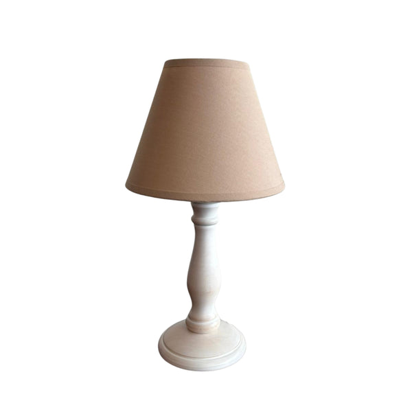 Der cremefarbene Lampenfuß von Various überzeugt durch modernes Design. Ideal für stilvolle Tischleuchten in jedem Raum.