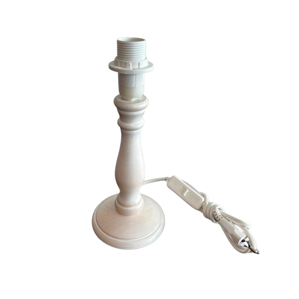 Der moderne Lampenfuß in Creme verleiht jedem Raum einen eleganten Akzent. Ideal für individuelle Lichtgestaltungen.