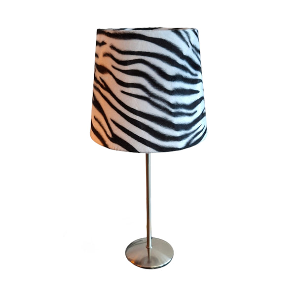 Der moderne Lampenfuß in gebürstetem Eisen bringt Eleganz in Ihr Zuhause. Ideal für individuelle Leuchtenkreationen.