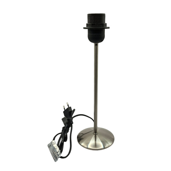 Detailansicht des modernen Lampenfußes in gebürstetem Eisen. Perfekt für individuelle Lichtgestaltungen in jedem Raum.