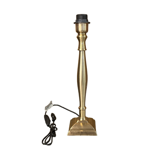 Detailansicht des eleganten Lampenfußes in Messing. Perfekt für stilvolle Tischlampen und Akzente in jedem Raum.