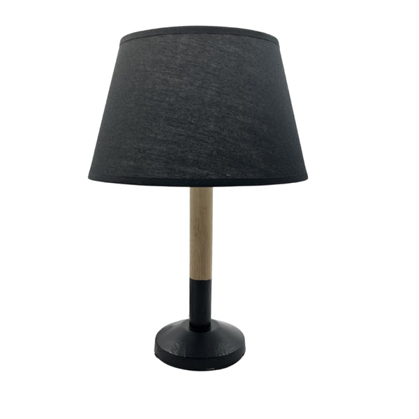 Der natürliche Lampenfuß von Various verleiht jedem Raum skandinavisches Flair. Ideal für gemütliche Lichtakzente.