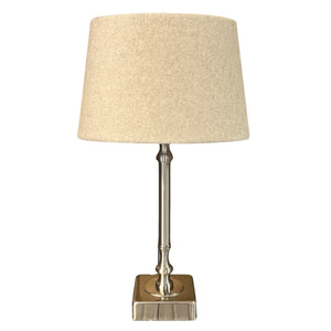 Der elegante Lampenfuß in Nickelhöhe von 31 cm verleiht jedem Raum einen modernen Glanz. Ideal für stilvolle Lichtakzente.