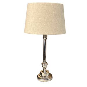 Der nickelene Lampenfuß von Various verleiht jedem Raum einen modernen Akzent. Ideal für elegante Leuchtenkombinationen.