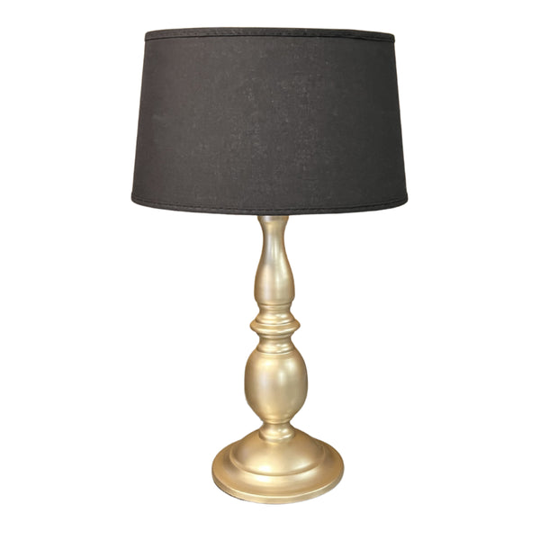 Dieser nickelneue Lampenfuß von Various bringt modernen Flair in jeden Raum. Perfekt für kreative Lichtlösungen.