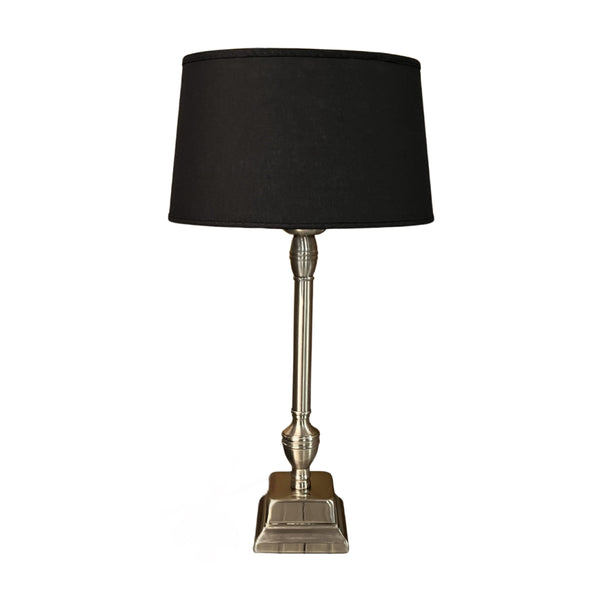 Der nickelneue Lampenfuß H34 cm strahlt moderne Eleganz aus. Er ergänzt jede Leuchte stilvoll und vielseitig.