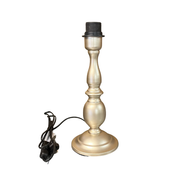 Detailaufnahme des eleganten Lampenfußes in Nickel. Ideal für stilvolle Tischlampen und moderne Wohnräume.
