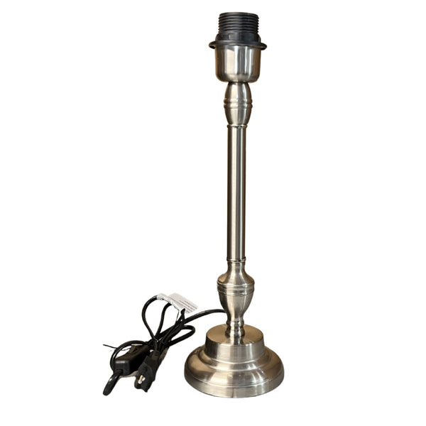 Eleganter Lampenfuß in Nickel mit einer Höhe von 33,5 cm. Ideal für individuelle Lichtgestaltungen in modernen Wohnräumen.