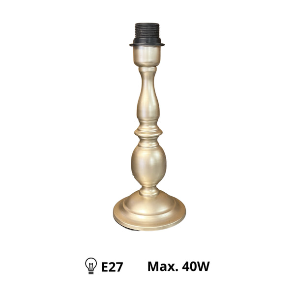 Detailaufnahme des Lampenfußes in Nickel mit moderner Eleganz. Ideal für kreative Lampenarrangements in jedem Wohnraum.