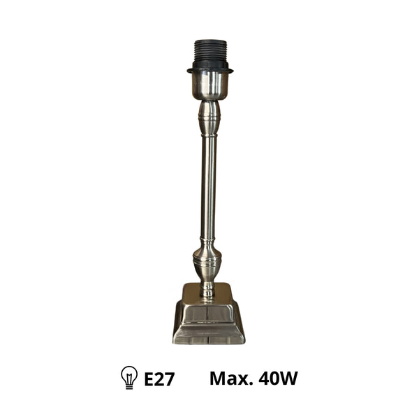 Detailaufnahme des nickelnen Lampenfußes mit eleganter Form. Ideal für stilvolle Tisch- oder Stehlampen.