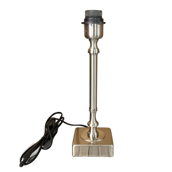 Eleganter Lampenfuß in Nickel mit einer Höhe von 31 cm. Perfekt für eine ansprechende Tischlampe in modernem Ambiente.