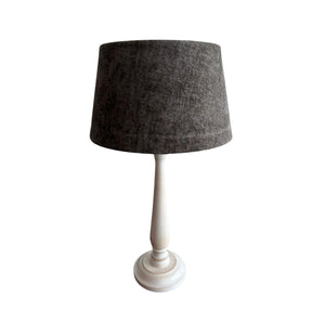 Der elegante Lampenfuß in Weiß bringt zeitlosen Charme in jeden Raum. Perfekt für individuelle Lampendesigns.
