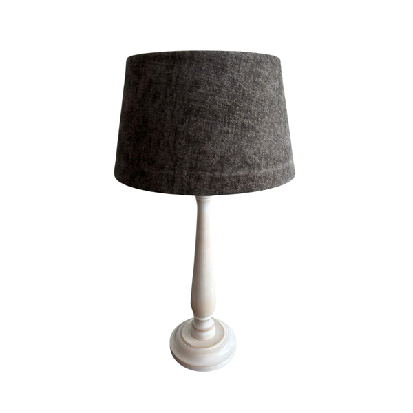 Der elegante Lampenfuß in Weiß bringt zeitlosen Charme in jeden Raum. Perfekt für individuelle Lampendesigns.