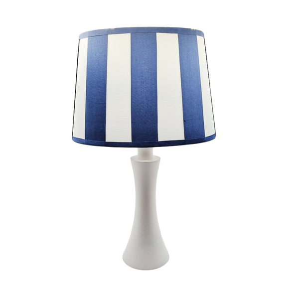 Der elegante, 25 cm hohe Lampenfuß in Weiß verleiht jedem Raum einen skandinavischen Charme.