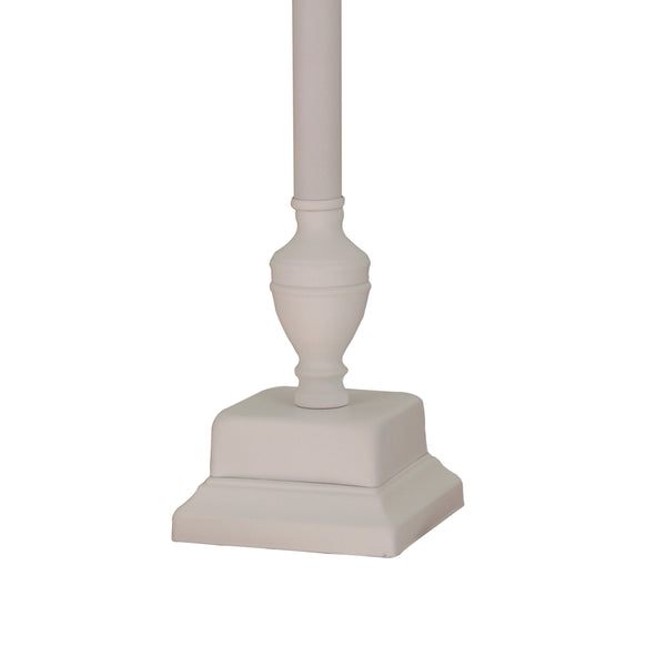 Detailaufnahme des weißen Lampenfußes H34 cm von Various. Perfekt für zeitlose Eleganz in Ihrem Wohnraum.