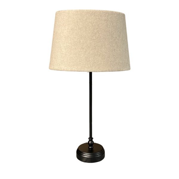 Der elegante Lampenfuß in Schwarz beeindruckt mit zeitlosem Design. Perfekt für individuelle Lichtgestaltungen in jedem Raum.