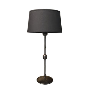 Der schwarze Lampenfuß von Various bringt Eleganz in jeden Raum. Perfekt für individuelle Leuchtenkreationen.