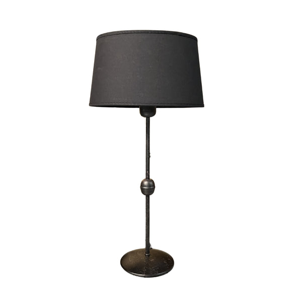 Der schwarze Lampenfuß von Various bringt Eleganz in jeden Raum. Perfekt für individuelle Leuchtenkreationen.
