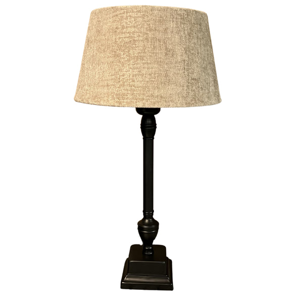 Der schwarze Lampenfuß von Various setzt elegante Akzente in Ihrem Wohnraum. Perfekt für eine stilvolle Tischlampe.