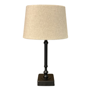 Schwarzer Lampenfuß von Various in modernem Design. Ideal für stilvolle Tischleuchten und gemütliche Lichtakzente.