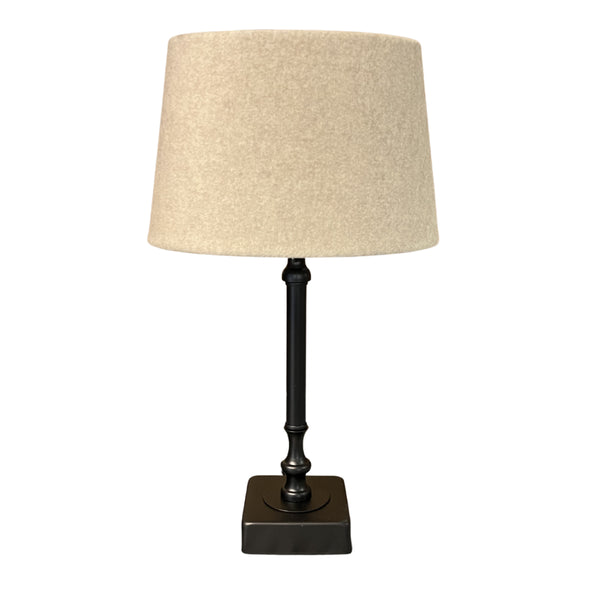 Schwarzer Lampenfuß von Various in modernem Design. Ideal für stilvolle Tischleuchten und gemütliche Lichtakzente.
