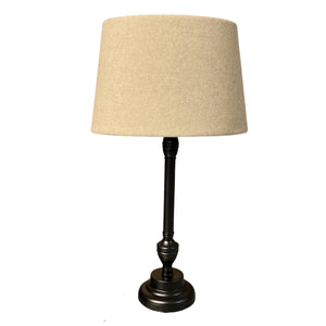 Der schwarze Lampenfuß von Various bringt Eleganz in jeden Raum. Ideal für individuelle Lampenarrangements.