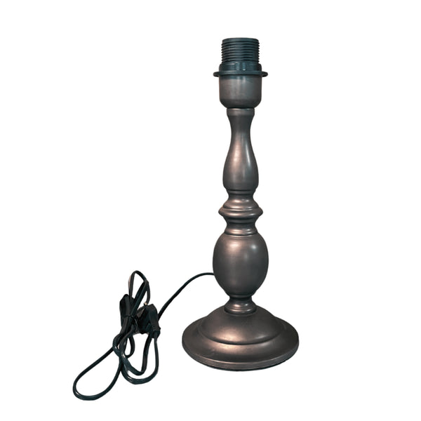 Detailaufnahme des schwarzen Lampenfußes von Various. Er bietet Stabilität und Eleganz für jede Tischlampe.