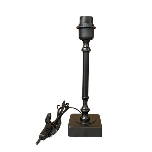 Detailansicht des modernen Lampenfußes in Schwarz. Er verleiht jeder Lampe einen eleganten und zeitgemäßen Look.