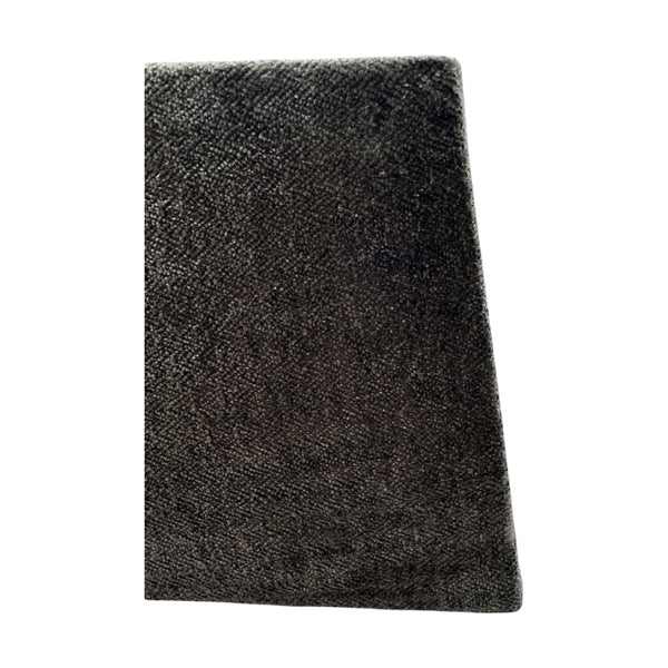 Der anthrazitfarbene Lampenschirm aus Wolle verleiht jedem Raum einen modernen, minimalistischen Touch.