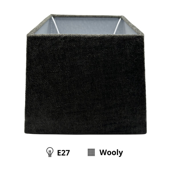 Der anthrazitfarbene Lampenschirm aus Wolle begeistert mit minimalistischer Eleganz. Ideal für moderne Wohnräume.