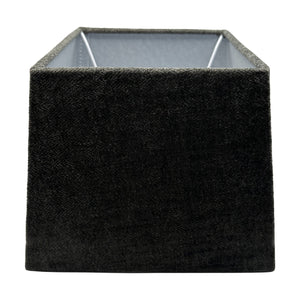 Der anthrazitfarbene Lampenschirm aus Wolle verleiht jedem Raum einen modernen, minimalistischen Akzent.