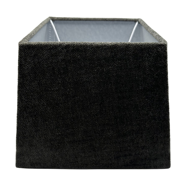 Der anthrazitfarbene Lampenschirm aus Wolle verleiht jedem Raum einen modernen, minimalistischen Akzent.