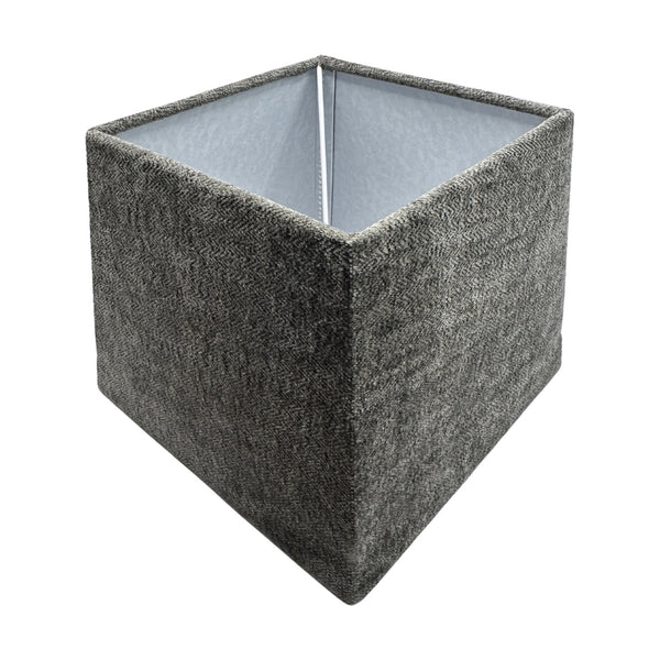 Der anthrazitfarbene Lampenschirm aus Wolle verleiht Ihrem Raum eine moderne, minimalistische Note.