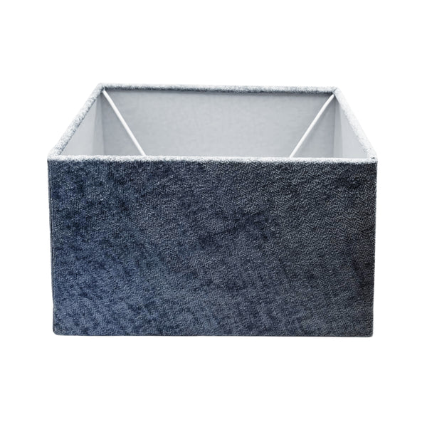 Dieser blaue Lampenschirm aus Wolle bringt modernes Flair in jeden Raum. Ideal für ein minimalistisches Ambiente.