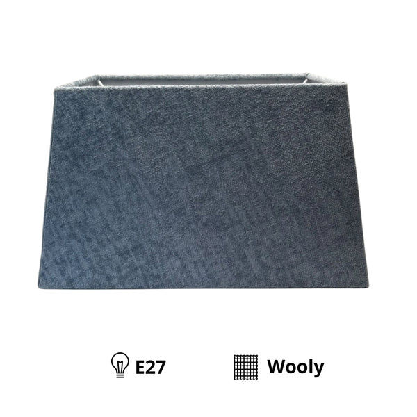Der blaue Lampenschirm aus Wolle verleiht deinem Raum moderne Frische. Ideal für minimalistisches und stilvolles Ambiente.