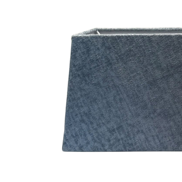 Der blaue Lampenschirm aus Wolle verleiht jedem Raum eine moderne und minimalistische Note.