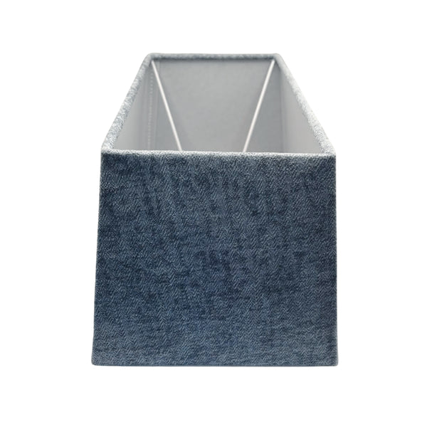 Der blaue Lampenschirm aus Wolle setzt moderne Akzente. Ideal für minimalistische Räume und stimmungsvolle Beleuchtung.