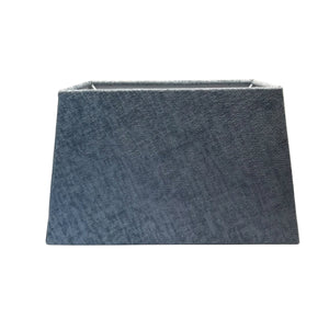 Der blaue Lampenschirm aus Wolle bringt frische Akzente in moderne Räume. Perfekt für ein minimalistisches Ambiente.