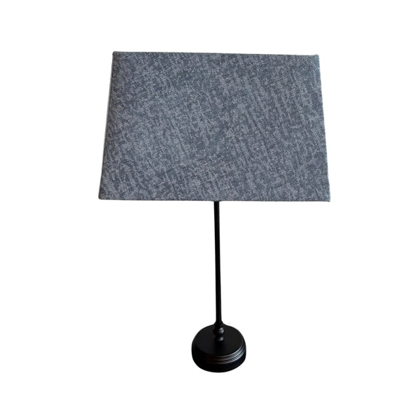 Der blaue Lampenschirm aus Wolle bringt frische Akzente in moderne Räume. Ideal für eine minimalistische Einrichtung.