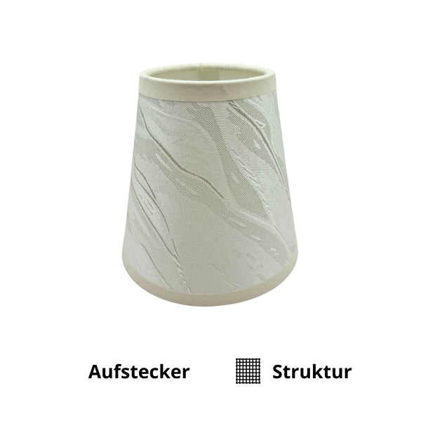 Der cremefarbene Lampenschirm aus Chintz verleiht jedem Raum eine klassische Eleganz. Perfekt für gemütliche Abende.