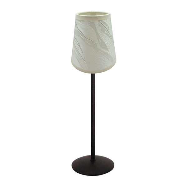Der cremefarbene Lampenschirm aus Chintz verleiht jedem Raum ein klassisches Flair. Ideal für zeitlose Einrichtungskonzepte.