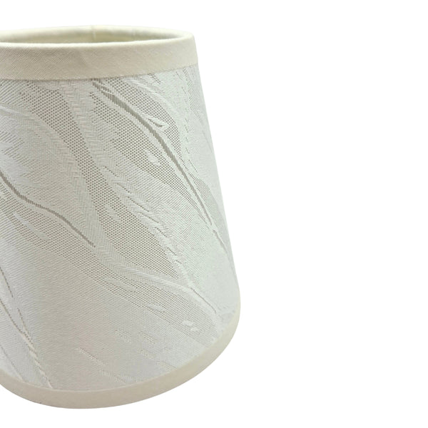 Klassischer Lampenschirm in Creme mit elegantem Chintz-Stoff. Verleiht jedem Raum eine warme, einladende Atmosphäre.