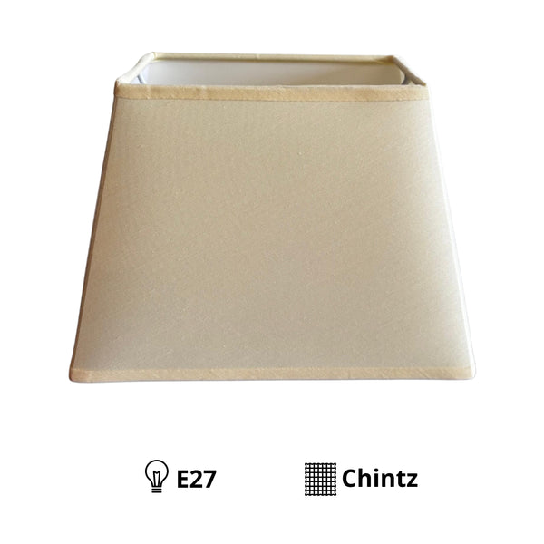 Der cremefarbene Lampenschirm setzt auf minimalistisches Design. Ideal für eine sanfte, einladende Beleuchtung in jedem Raum.