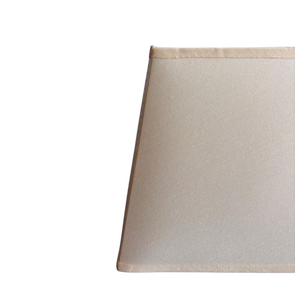 Cremefarbener Lampenschirm aus Chintz für eine minimalistische Note. Perfekt für eine sanfte, elegante Raumausleuchtung.