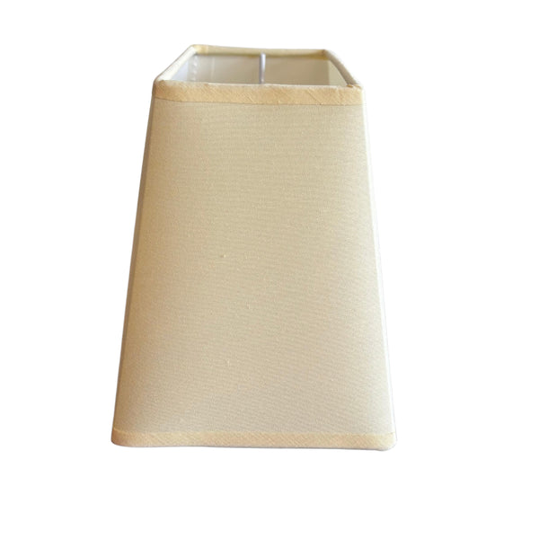 Der cremefarbene Lampenschirm aus Chintz bringt minimalistischen Charme in jeden Raum. Perfekt für sanftes, diffuses Licht.