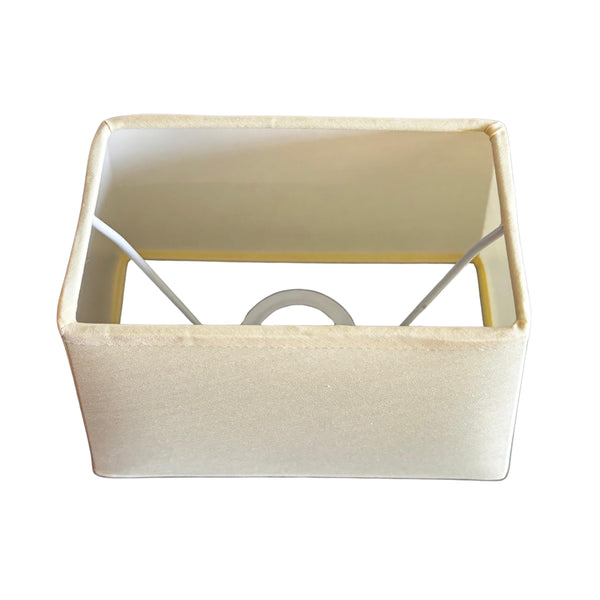 Der cremefarbene Lampenschirm aus Chintz bringt dezenten, minimalistischen Stil in Ihr Zuhause.