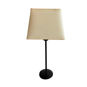 Der cremefarbene Lampenschirm aus Chintz bringt eine sanfte, minimalistische Eleganz in jeden Raum.