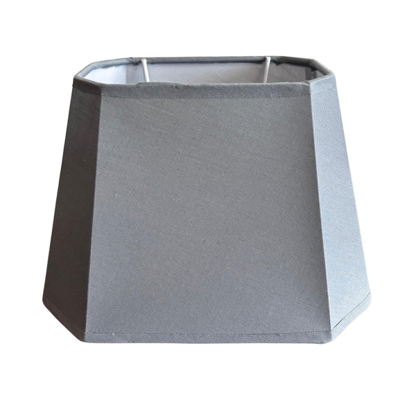 Der graue Chintz-Lampenschirm vereint modernes Design mit minimalistischer Eleganz. Ideal für stilvolle Akzente im Raum.